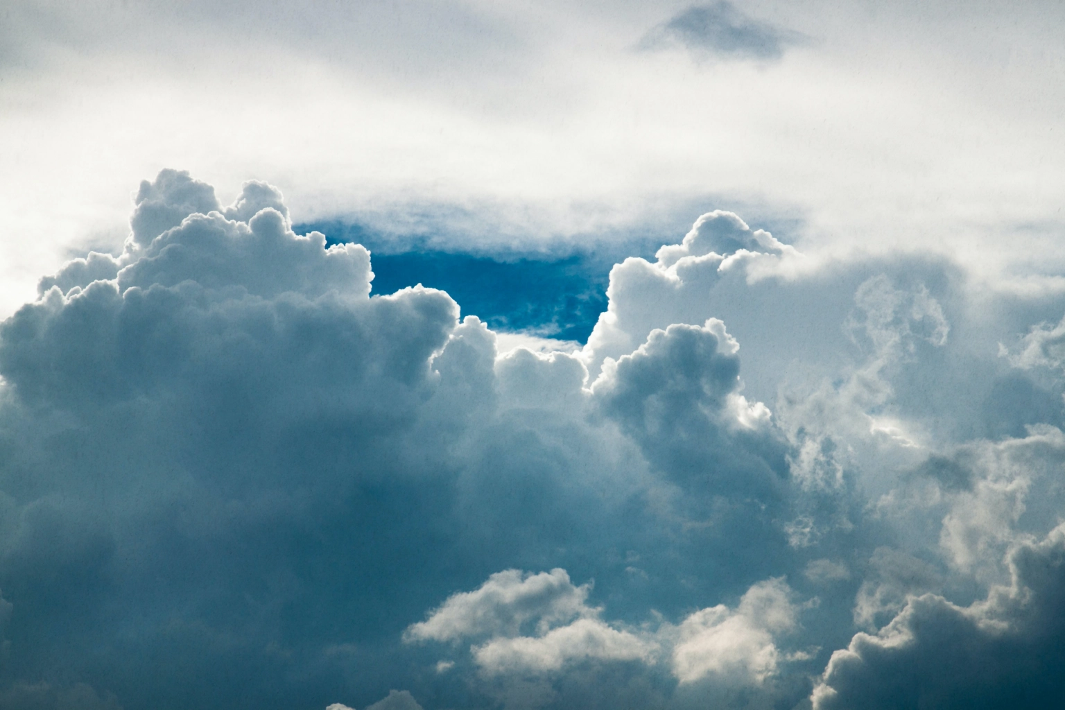 Skydannelse mot blå himmel.