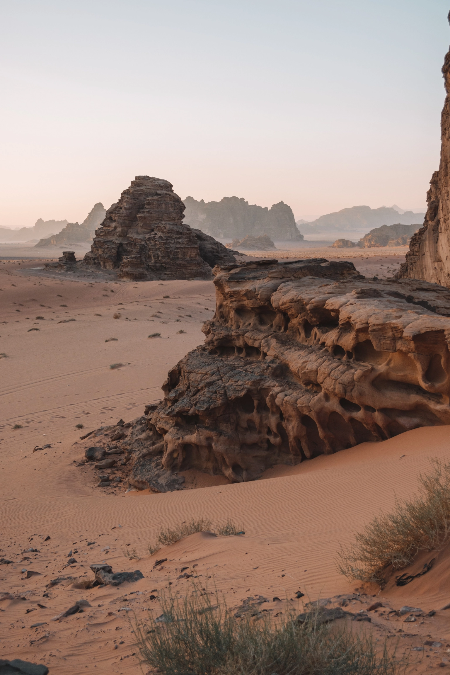 Fotografi av fjellformasjoner og sand