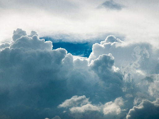 Formfulle skyer med blå himmel